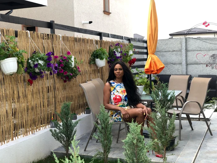 Dimineața, Laurette își bea cafeaua pe terasă