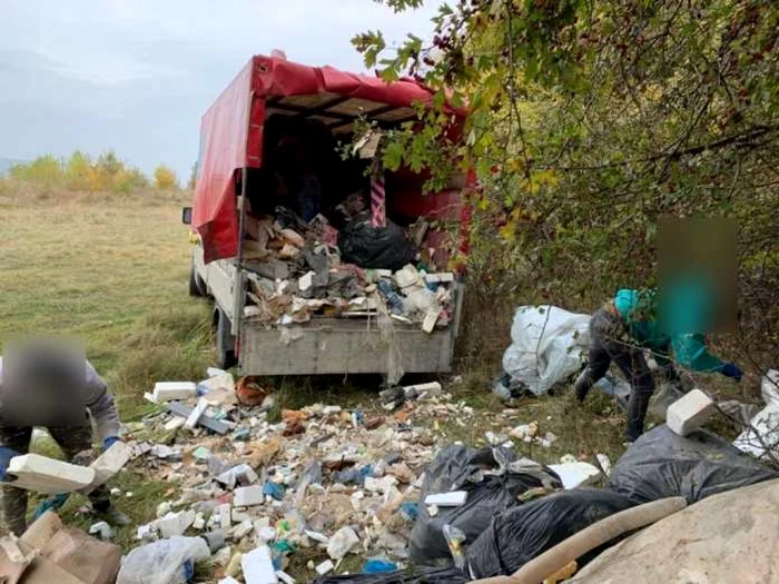 Cei patru bărbaţi împrăştiaseră deşeurile pe malul râului Bistriţa FOTO IJJ Bacău