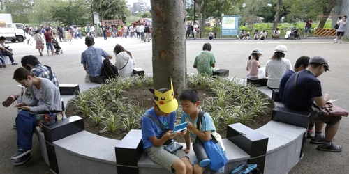 Oameni joacă Pokemon Go în parcul Ueno din Tokyo FOTO AP / Shizuo Kambayashi