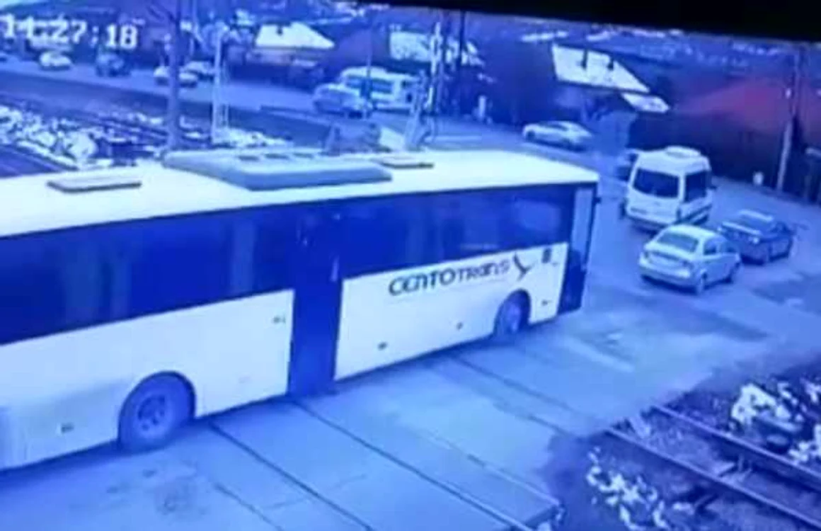 Autobuzul a scăpat ca prin urechile acului dintr-o situaţie delicată. FOTO Monitorul de Cluj