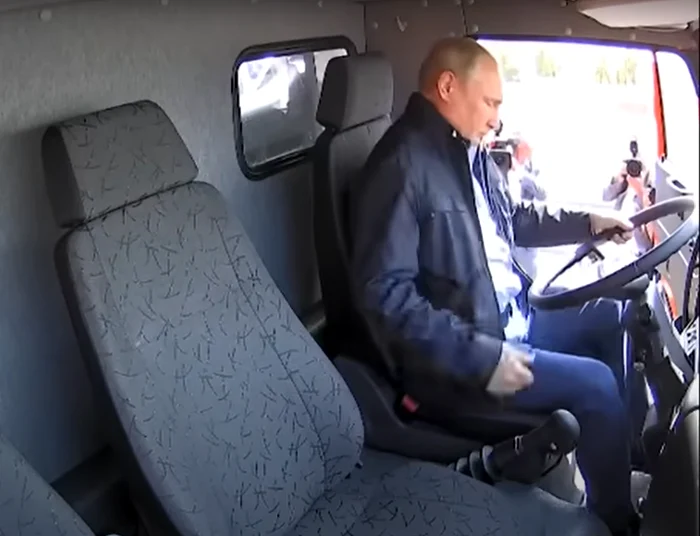 Vladimir Putin la volanul unui camion