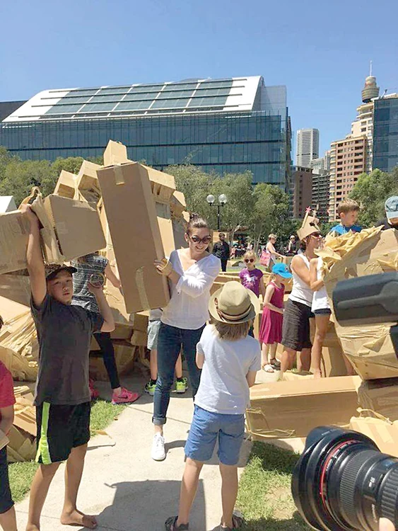 Numărul doi mondial nu s-a sfiit să care materialele alături de copii