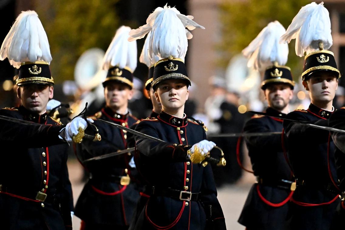 Prințesa Elisabeta a Belgiei a depus jurământul militar în fața tatălui său, Regele Philippe al Belgiei. FOTO: Casa Regală belgiană