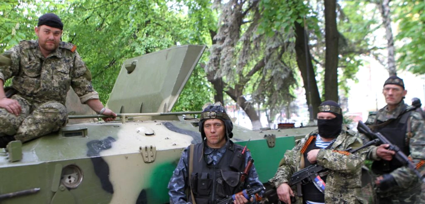 Pe străzile din Slaviansk oamenii mascaţi din vârful tancurilor confiscate de la armata ucraineană fac legea FOTO Mircea Barbu