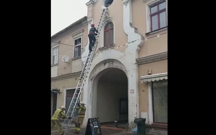 Acţiunea de salvare a pompierilor a devenit virală pe Facebook. Foto: captură Orsolya Mocsányi