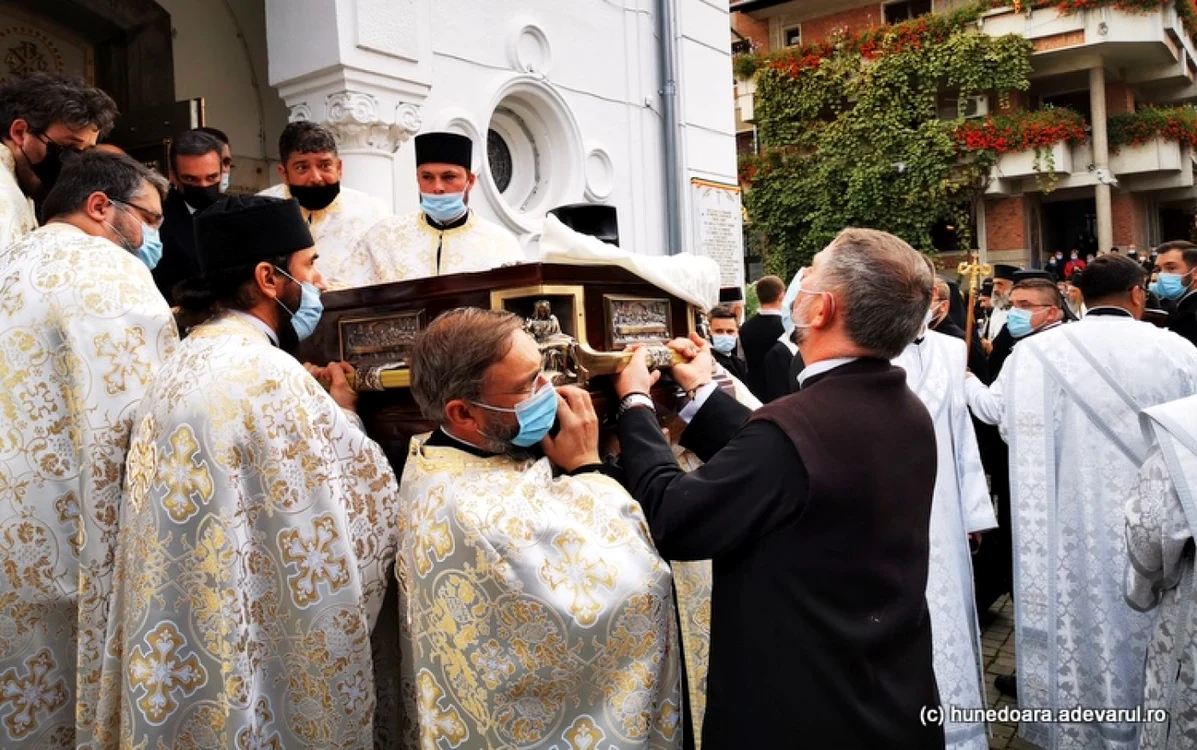 episcopul devei si hunedoarei inmormantat la deva foto daniel guta adevarul