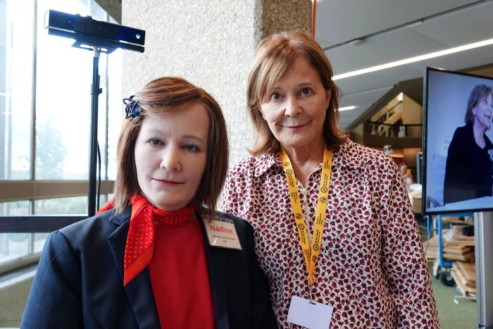 Robotul Nadine, alături de creatoarea ei, Nadia Magnenat Thalmann