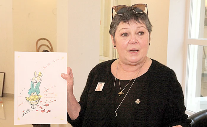 Anca Pandrea se consolează cu mulajul lui Iurie Darie până va fi gata bustulFoto: Beatrice Filip