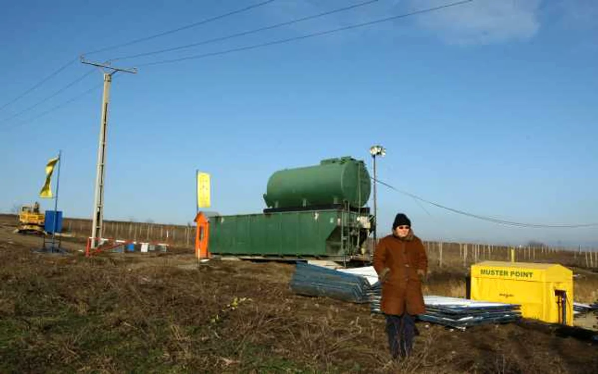 Valerică Tăbăcaru ne arată actul prin care Petrom spune că nu forează lângă casa lui Foto: Corina Tătaru