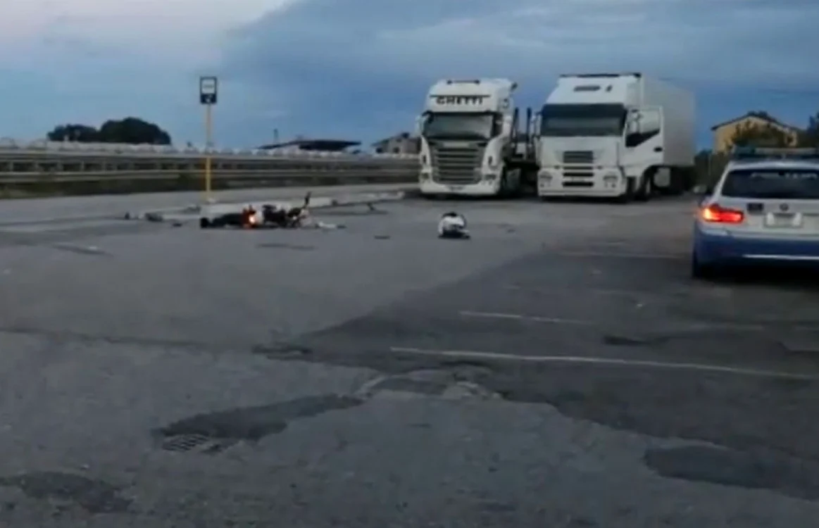 Motocicleta a fost practic distrusă în urma impactului cu TIR-ul FOTO stiridiaspora.ro