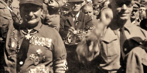 În 1928, în mijlocul membrilor Partidului Naţional-Socialist German al Muncitorilor  