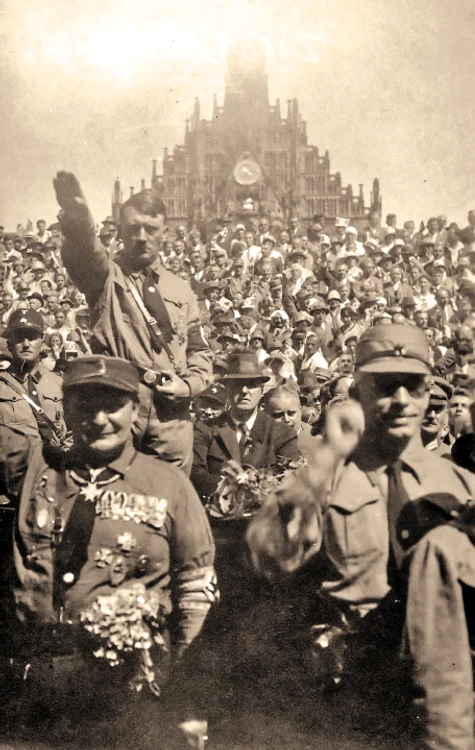 În 1928, în mijlocul membrilor Partidului Naţional-Socialist German al Muncitorilor