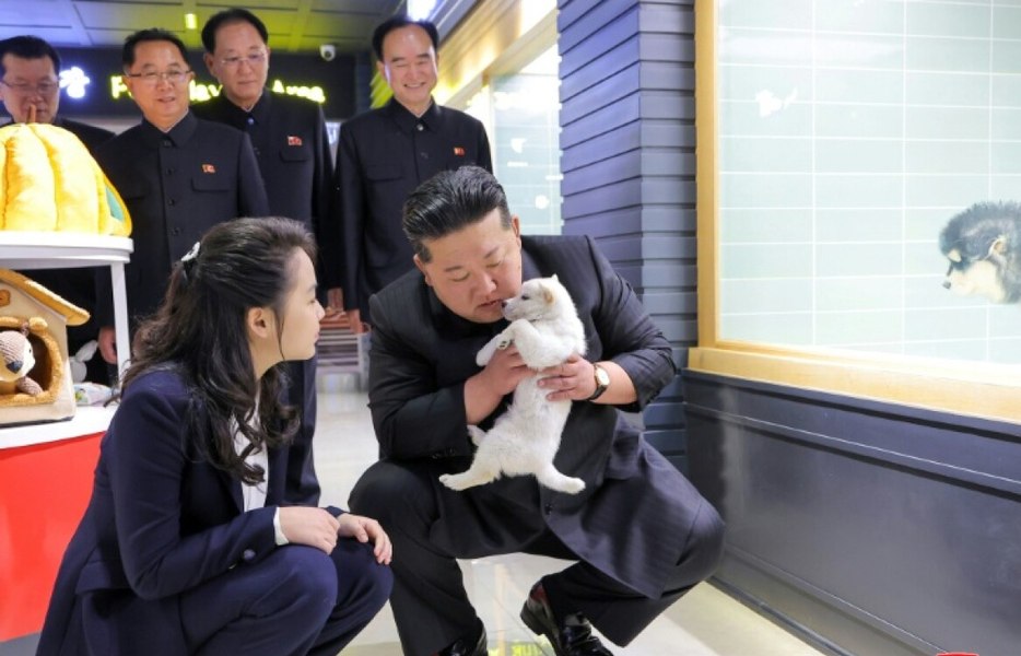 Imagini virale cu Kim Jong Un care mângâie pisici și căței alături de fiica sa, într-un magazin de animale din noul cartier din Phenian