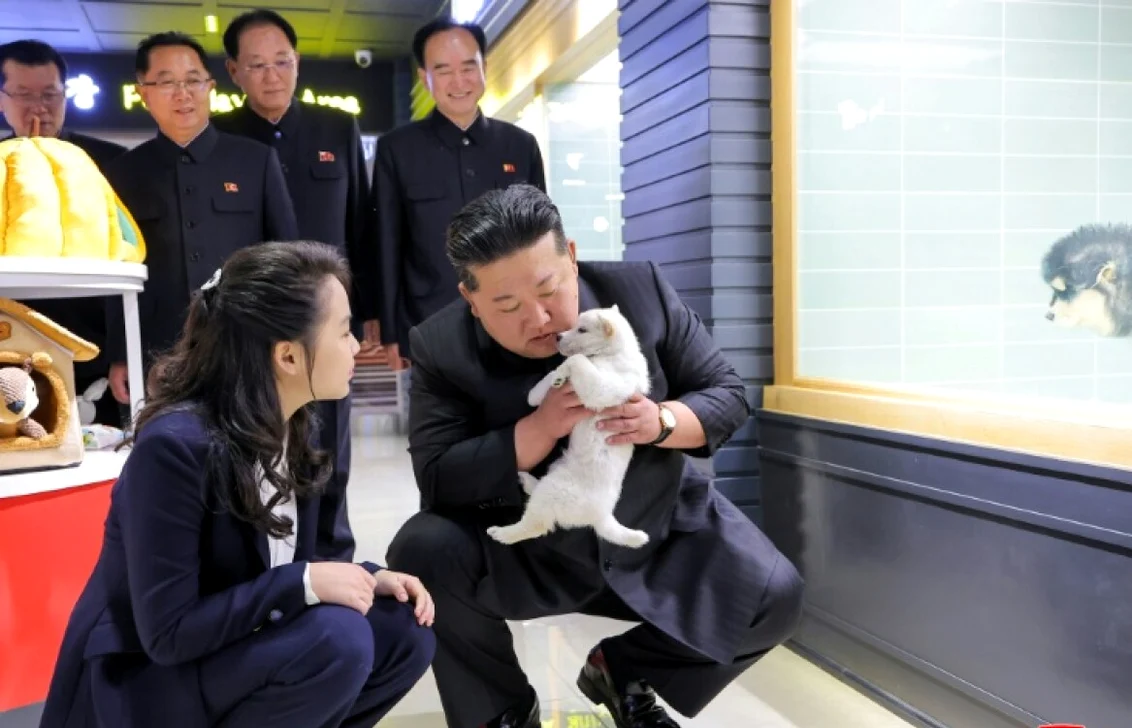 Liderul nord-coreean Kim Jong Un mângâie căței și pisici FOTO: Profimedia Images