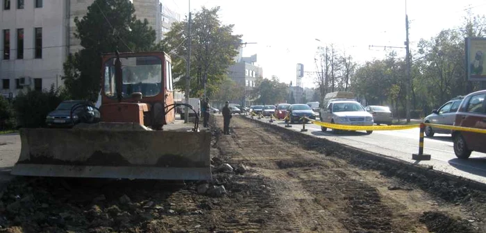 Utilajele au săpat strada Palat