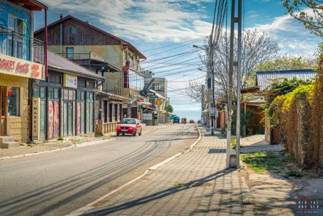 Celebra stradă Magheru, din Vama Veche, cea mai aglomerată din întreaga stațiune, este acum de nerecunoscut