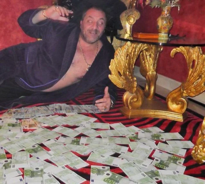 Nelson Mondialu este mândru de banii pe care-i întoarce cu lopata. (Foto: arhiva personală)