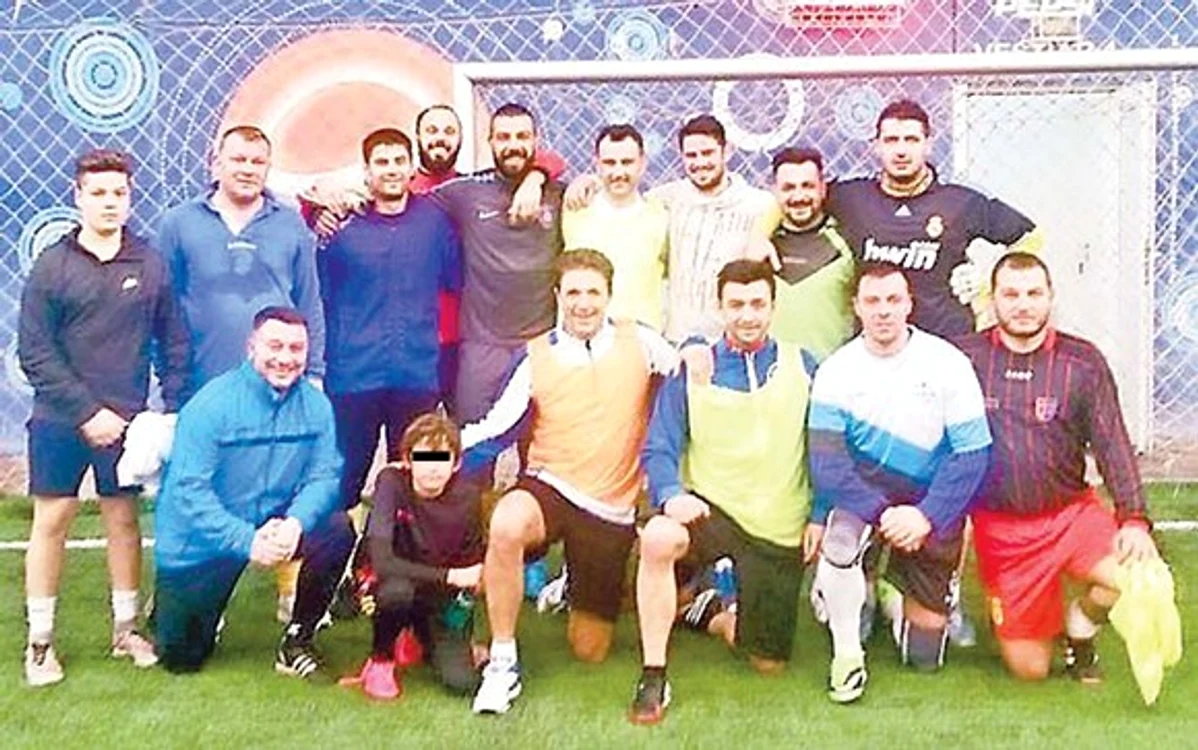 
    Gică Popescu s-a întors pe terenul de fotbal și a încins o partidă alături de Romeo Surdu și Marius Constantin  
