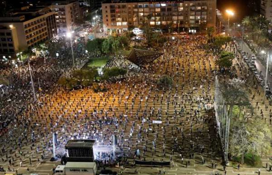 Poliția folosește tunuri cu apă pentru a dispersa miile de protestatari în Tel Aviv