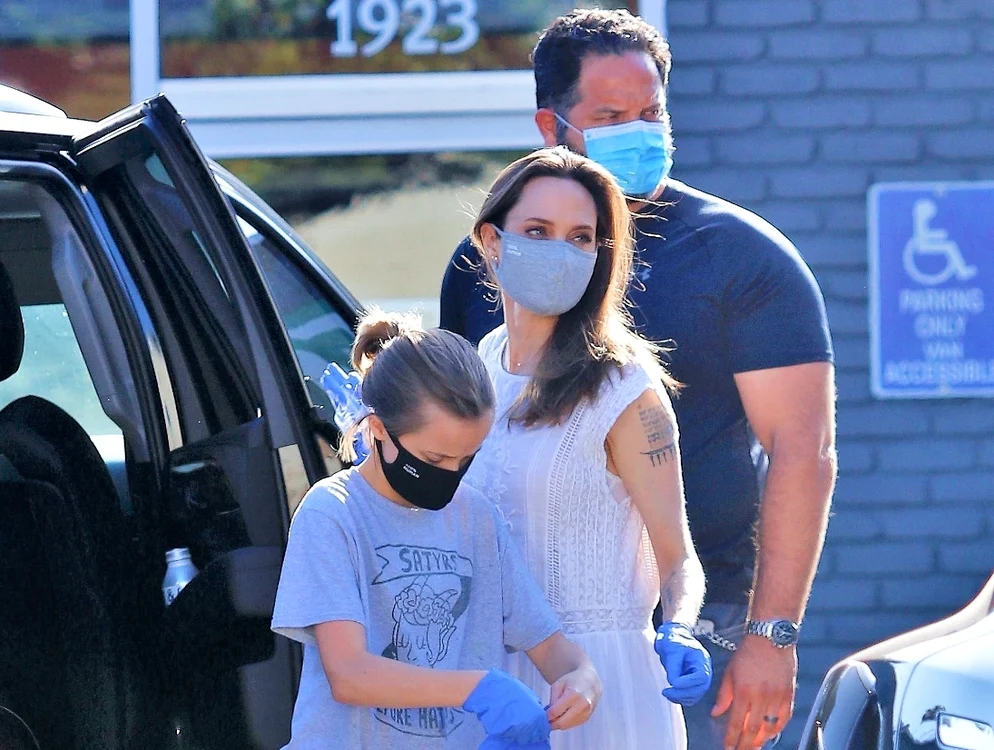Angelina Jolie, alături de fiica sa de 11 ani, Vivienne Foto profimedia