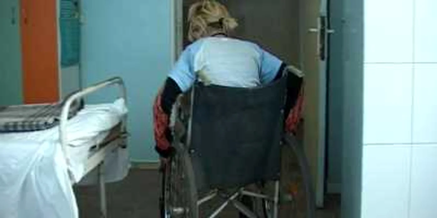 Femeia nu își poate îngriji singură copilul