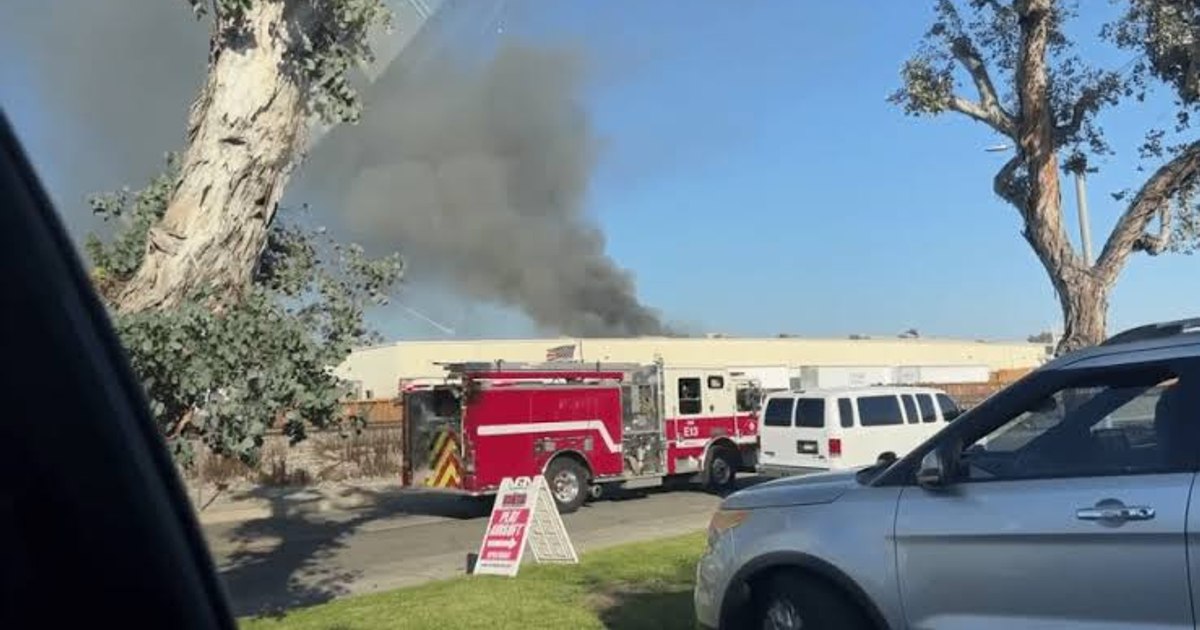 Tragedie în California: Un avion s-a prăbușit pe o fabrică, două victime și 18 răniți