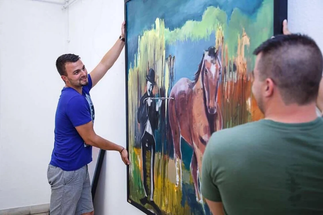 Robert Abkorovits preferă să aducă culoare în casele oamenilor decât să picteze într-un stil impus de galeriile de artă şi critici - foto: Arhiva Robert Abkorovits