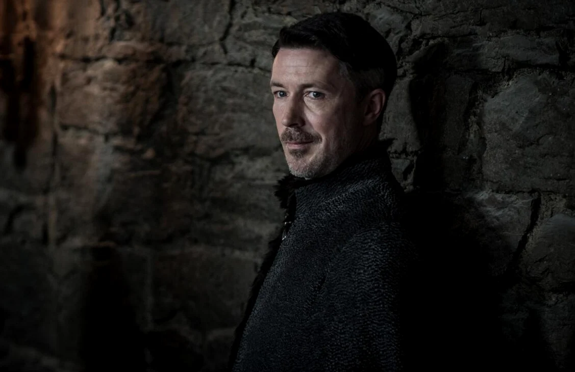 Reacția lui Aidan Gillen după ce a fost servit cu un pahar de pălincă / foto: arhiva Click!