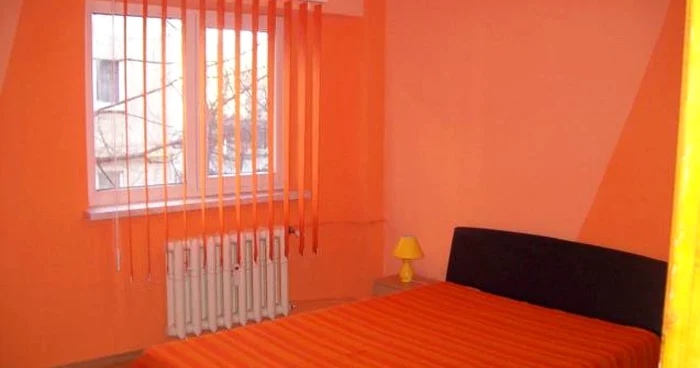 Dormitorul unui apartament oferit în chirie