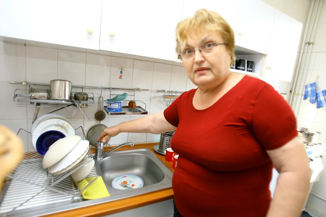 Emilia Lucaciu, unul dintre locatarii bun-platnici care are de suferit din cauza vecinilor rău-platnici Foto: Adevarul/arhivă