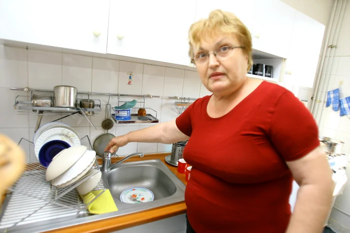 Emilia Lucaciu, unul dintre locatarii bun-platnici care are de suferit din cauza vecinilor rău-platnici Foto: Adevarul/arhivă