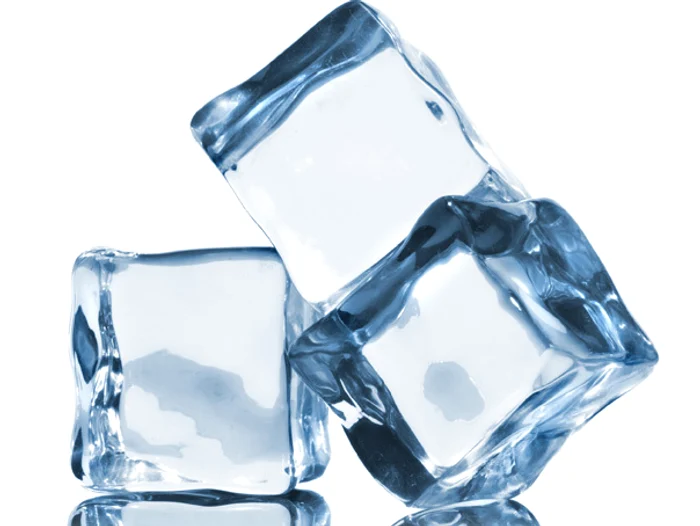 De ce trebuie să fierbi apa înainte de a face cuburi de gheață