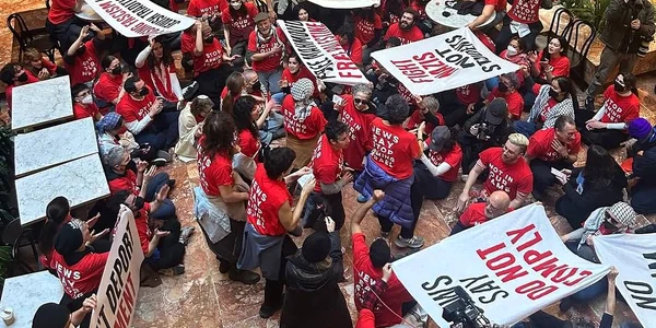 Zeci de persoane au protestat în Trump Tower FOTO @Abraracurs64713 / X