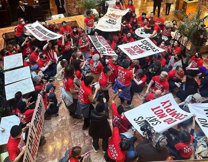 Zeci de persoane au protestat în Trump Tower FOTO @Abraracurs64713 / X