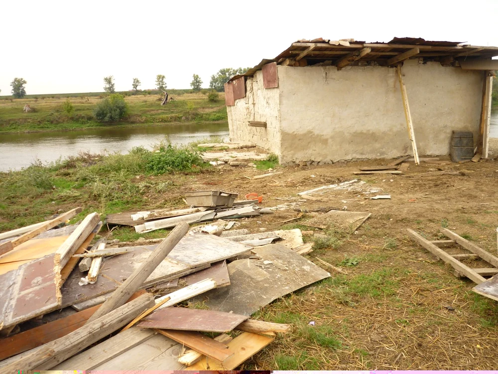 Adăposturile erau construite într-o zonă inundabilă