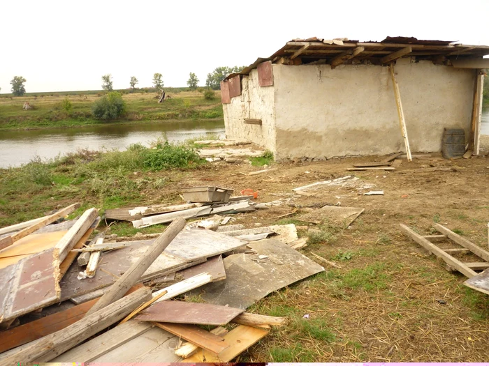 Adăposturile erau construite într-o zonă inundabilă