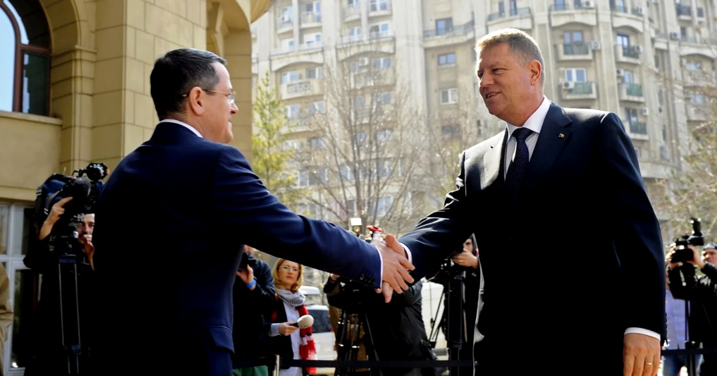 Preşedintele Klaus Iohannis şi noul director al SRI, Eduard Hellvig le pun partidelor pe masă o nouă lege a securităţii cibernetice. Foto: Presidency.ro