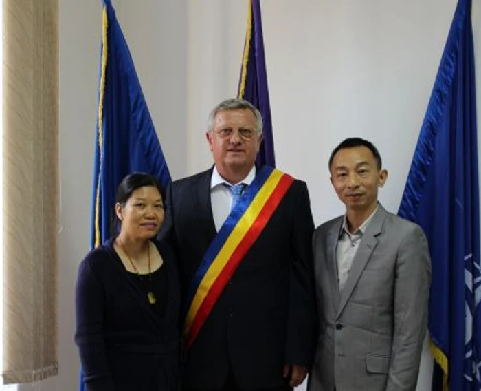 
    Edilul Ovidiu Cretu s-a întâlnit cu câştigătorul concursului şi soţia acestuia în weekendfoto: Primăria municipiului Bistriţa  