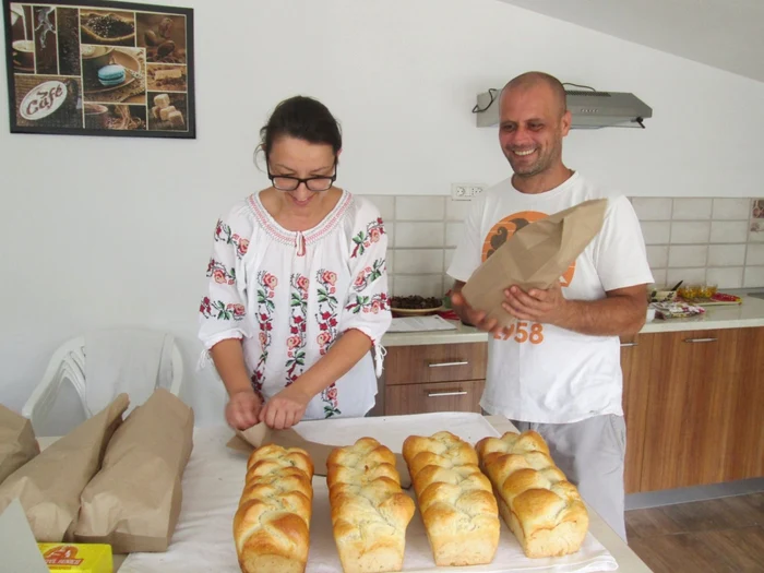 Cristina şi Bogdan Tuchiluş fac cea mai bună pâine din Vrancea FOTO: Carmen Popescu