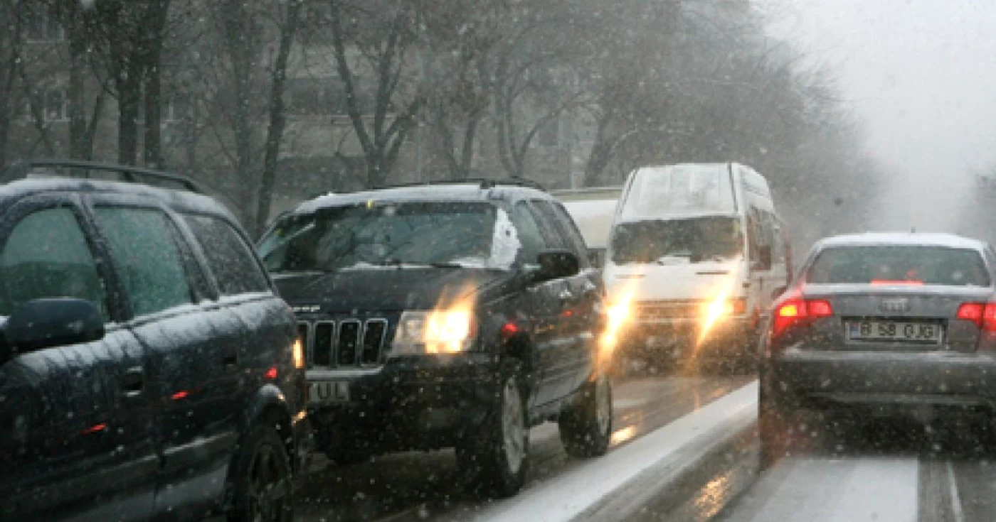 Pe drumurile cu probleme din judeţ se circulă greu