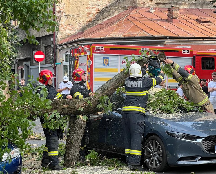 Vremea extremă a măturat Bucureștiul și împrejurimile. Cod roșu de vijelii. O femeie a murit în Otopeni. Imagini incredibile