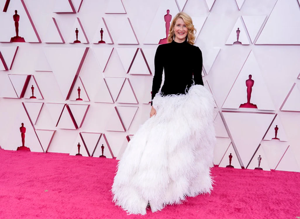 
    Laura Dern a ales o rochie prea ”pufoasă” pentru Oscar 2021foto: Getty Images  