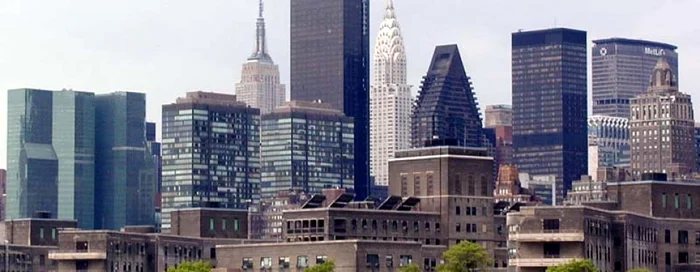 Trump World Tower (centru) văzut de pe malul East River FOTO wirednewyork.com