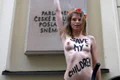 Anastasia Grishay speră să impresioneze autorităţile cehe cu protestul ei extrem  (Foto: Reuters) jpeg