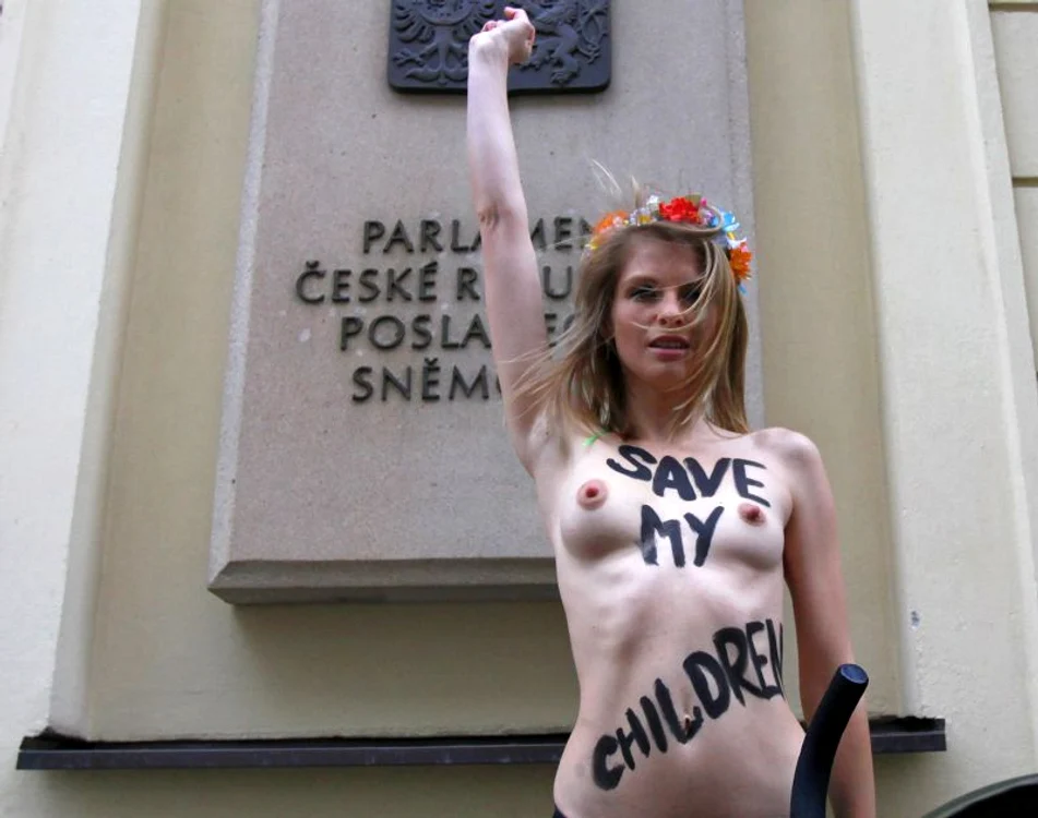 Anastasia Grishay speră să impresioneze autorităţile cehe cu protestul ei extrem. (Foto: Reuters)