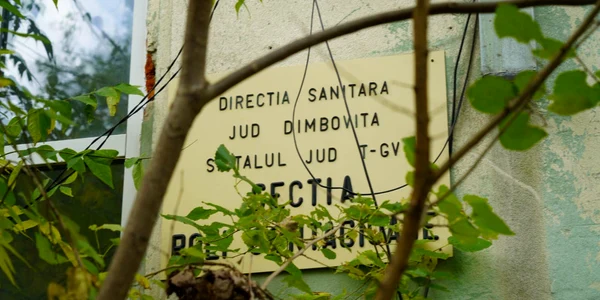 Clădirea fostului Spital de Boli Infecțioase s-a deteriorat în ultimii ani. FOTO CJD