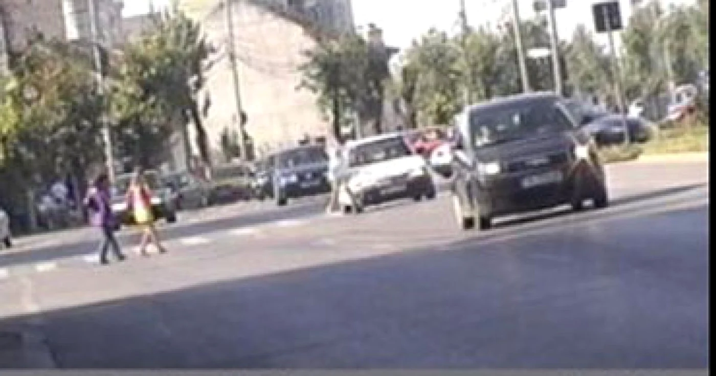 Timişoara: VIDEO Femeie izbită pe trecerea de pietoni sub ochii poliţiştilor de la Rutieră