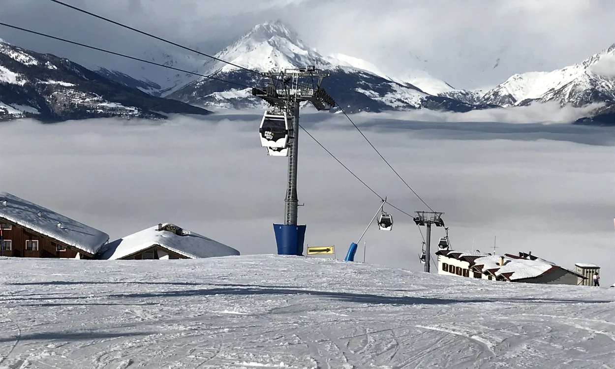 Telescaunul pe ruta Aosta-Pila în Italia costă 8 euro de adult dus-întors FOTO Ski Guru