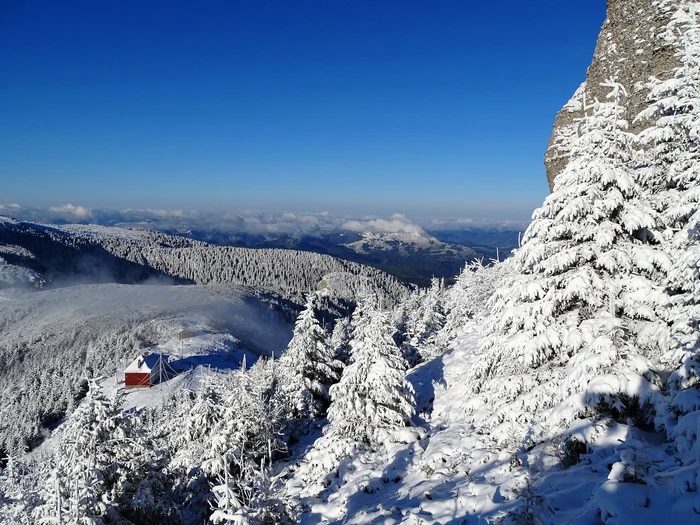 Cabana Meteo surprinsă de pe Vârful Toaca FOTO Virgil Tofan