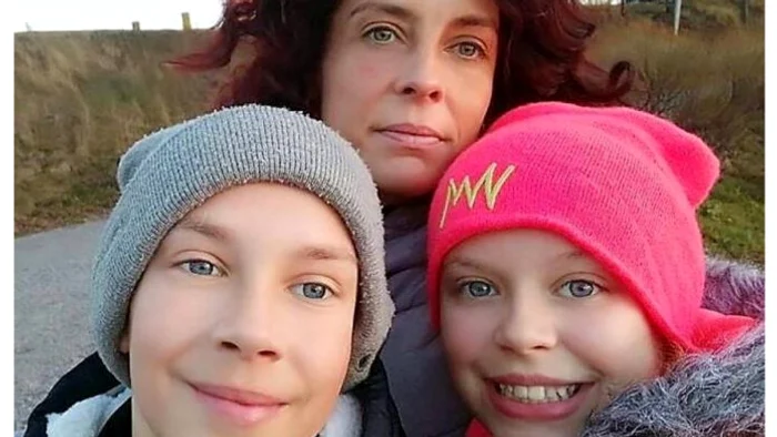 
    Camelia Smicală și cei doi copii, Maria și MihailFoto: facebook Camelia Smicală  